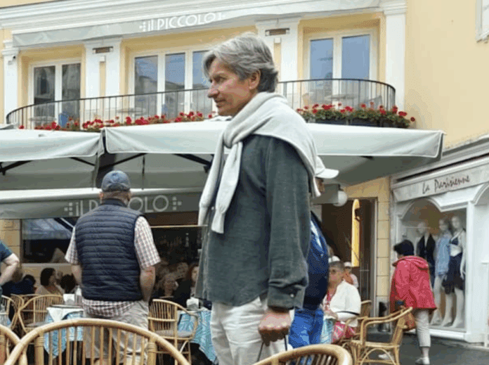 Former Austrian finance minister shopping before turning himself into prison